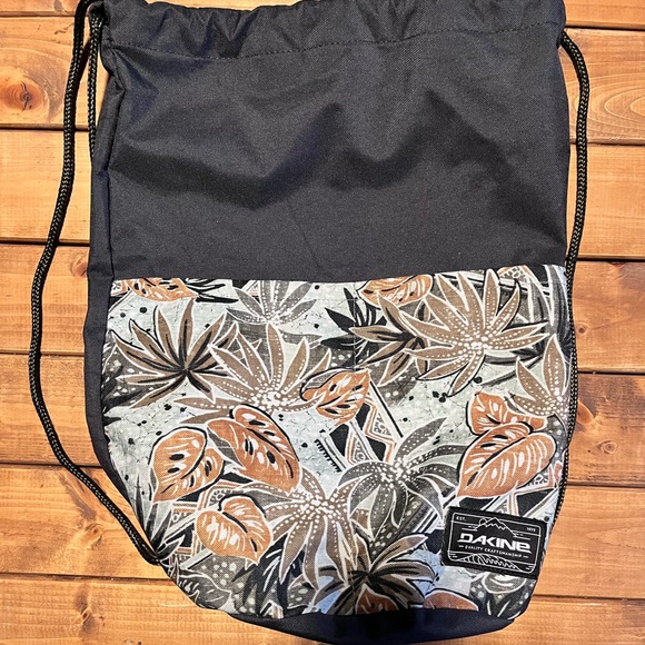 Dakine Handbags - 👜 Dakine NWOT Cinch Pack 17L - Tropical Leaves